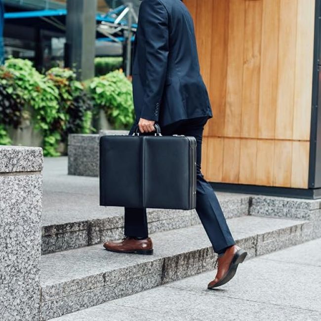 Alpine Swiss genuine leather attaché case for professionals in Georgia